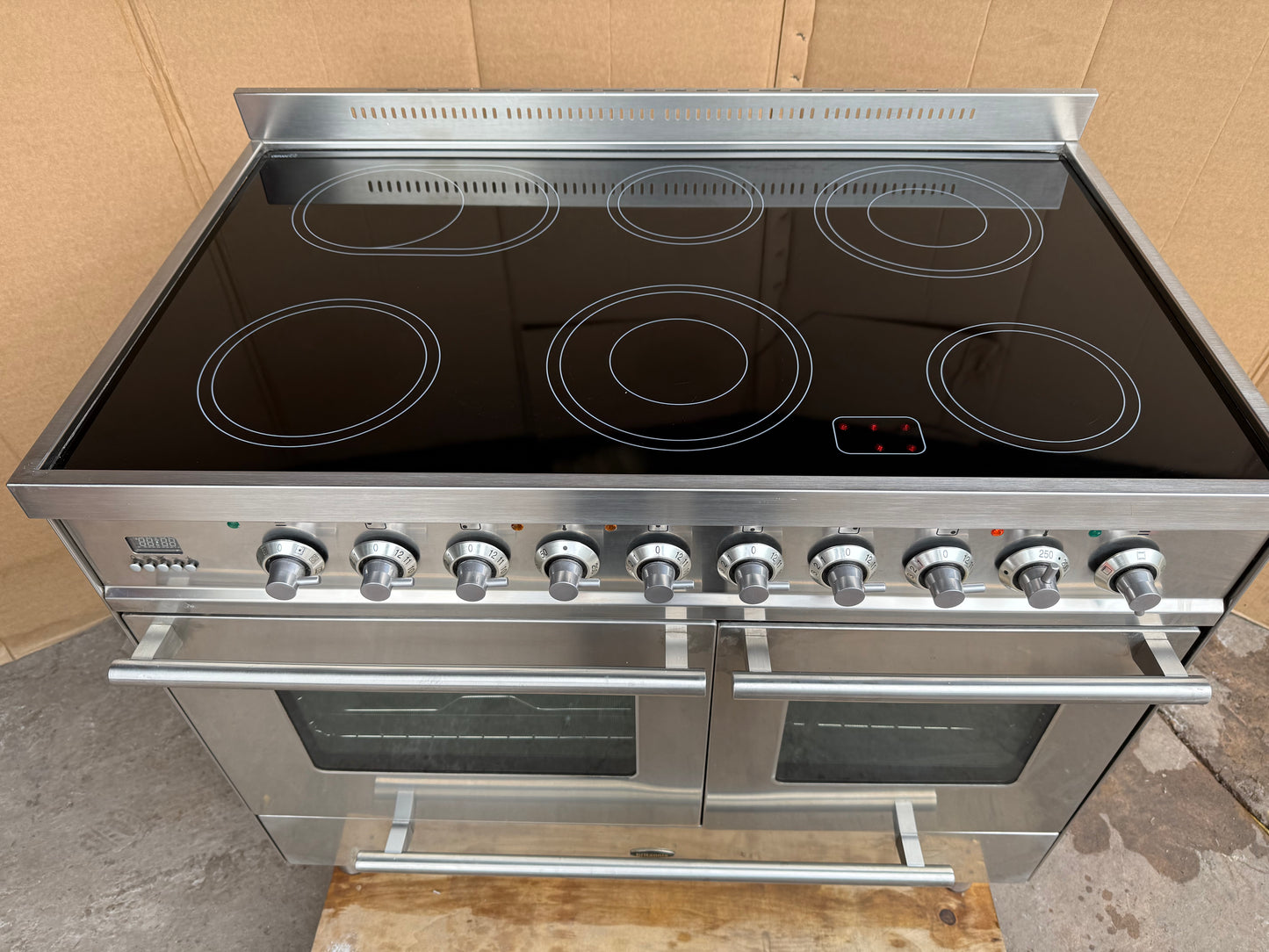 Britannia 100 ceramic stainless steel all Electric Cooker